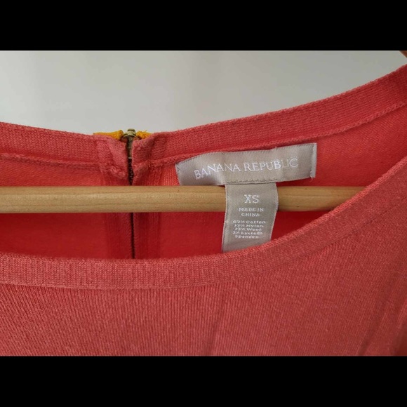 Banana Republic Knit Coral Sweater With Bright Back Zipper Detail XS - Picture 3 of 3